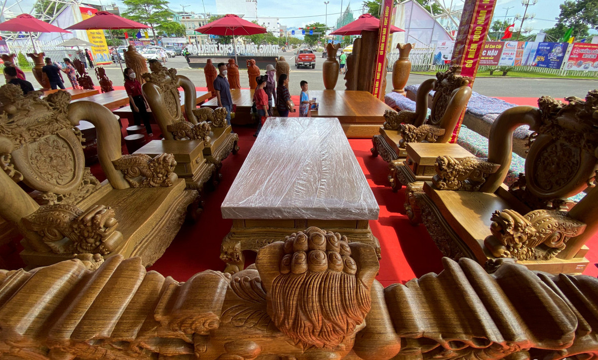 Bộ bàn ghế gồm 12 món đồ khác nhau, như 1 bàn, 1 ghế bành, 4 ghế đại, 6 đôn. Ảnh: Vietnamnet