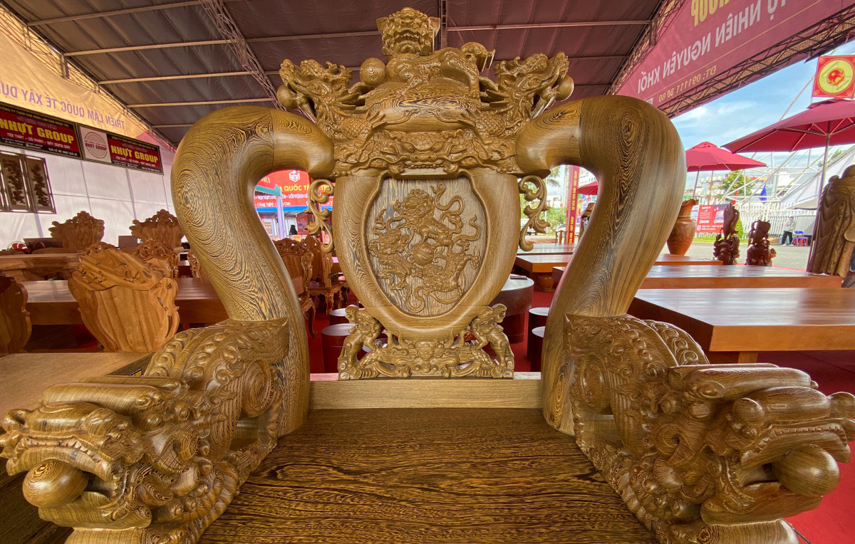 Đặc biệt, bộ bàn ghế được làm từ loại gỗ hiếm 1.000 năm, hoàn toàn tự nhiên. Ảnh: Vietnamnet