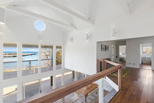  Ngôi nhà của vua bóng đá Pele gồm 2 tầng, có hồ bơi, vòi sen ngoài trời và lối đi ra bãi biển. Ảnh: Nytimes