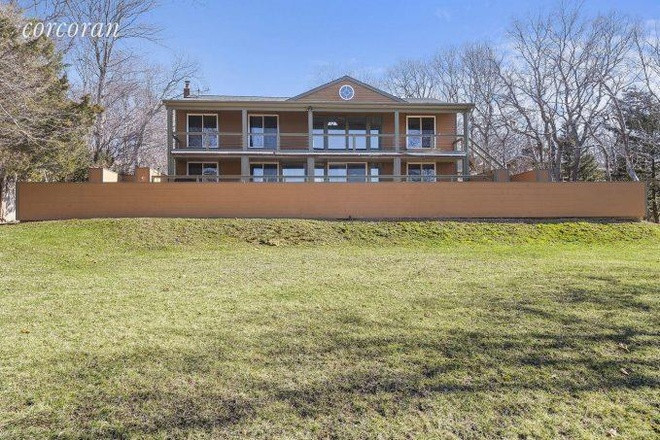 Đặc biệt, căn nhà đi kèm một bến du thuyền riêng, giúp chủ nhân có thể tận hưởng trọn vẹn những thú vui mùa hè tại đây. Ảnh: Nytimes