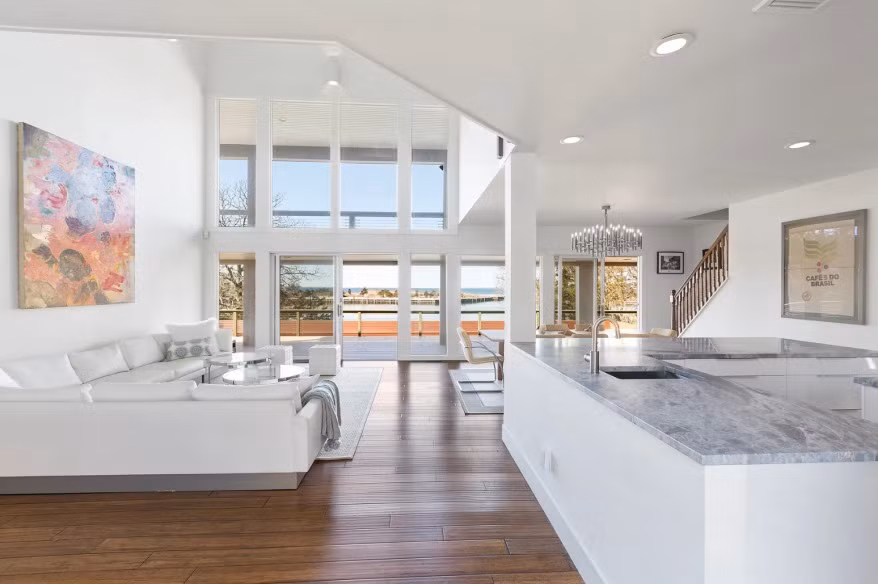 Tầng dưới có khu vui chơi, văn phòng và phòng truyền thông. Ngoài ra còn có một nhà để xe riêng biệt. Ảnh: Nytimes