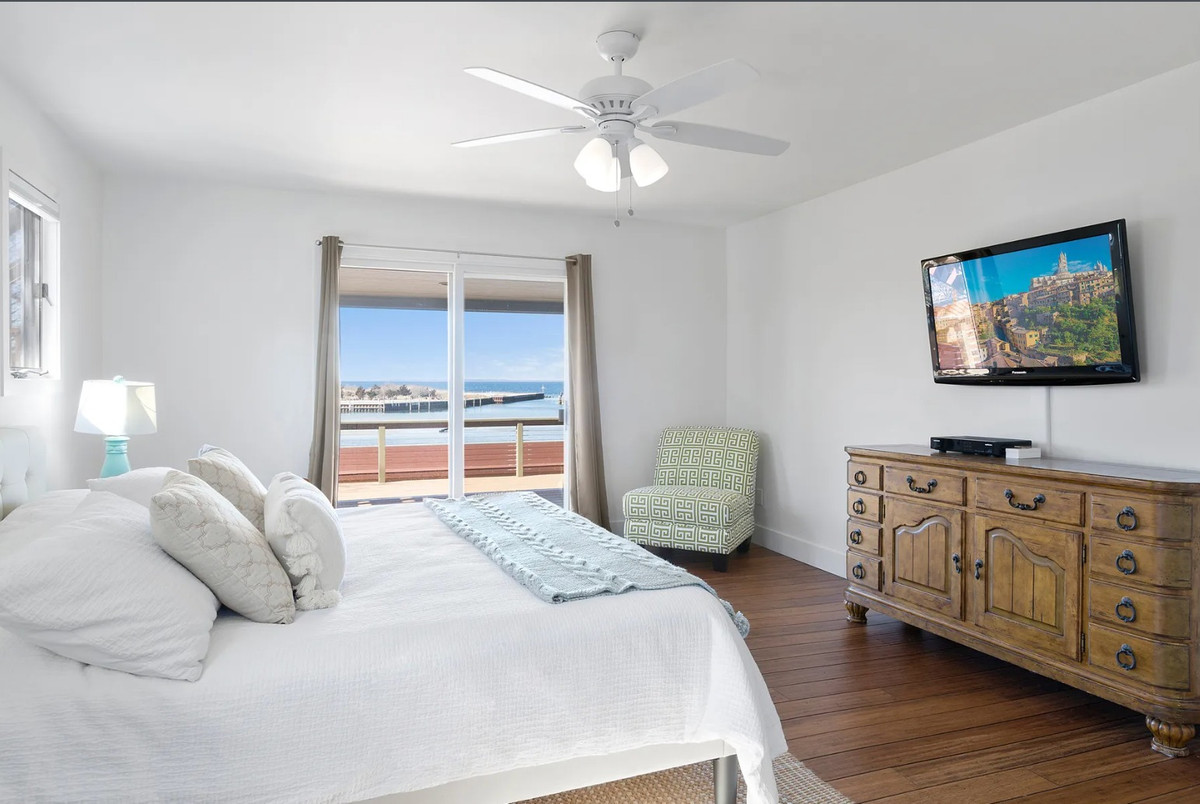 Nhà có 6 phòng ngủ, 7 phòng tắm. Phòng khách và khu vực ăn uống thiết kế mở. Ảnh: Nytimes