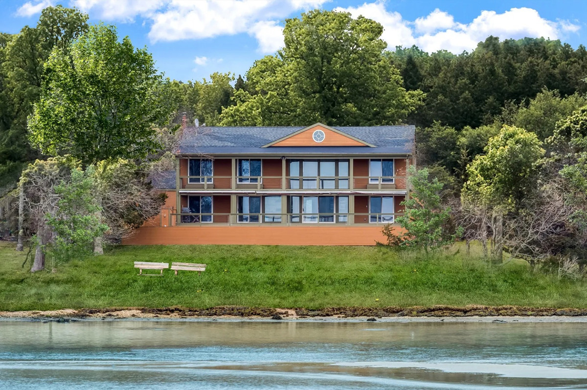 Huyền thoại bóng đá Pele mua trang trại ven sông East End vào năm 1979 với giá 156.000 USD, tương đương 680.000 USD ngày nay. Ảnh: Nytimes