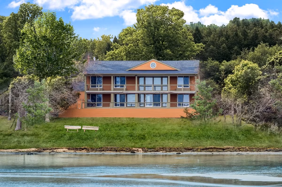 Huyền thoại bóng đá Pele mua trang trại ven sông East End vào năm 1979 với giá 156.000 USD, tương đương 680.000 USD ngày nay. Ảnh: Nytimes