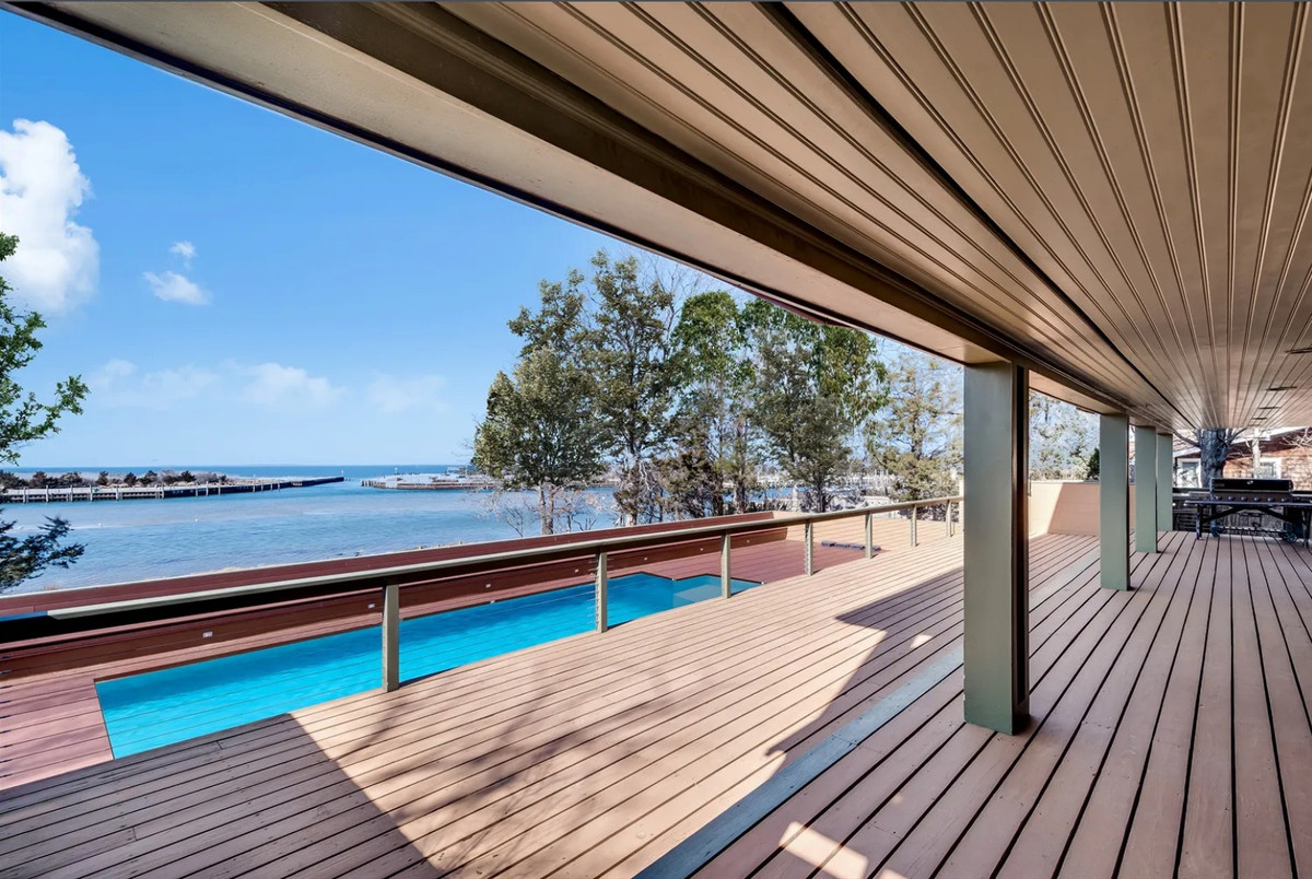 Các dãy phòng chính ở tầng một và tầng hai đều có cửa trượt dẫn ra khu sảnh sân lớn. Ảnh: Nytimes