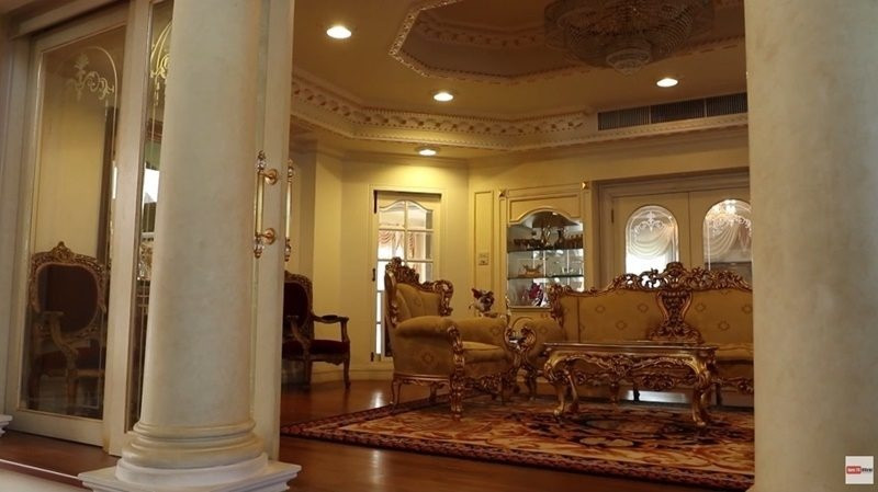 Cột nhà hay tranh treo tường đều được lấy cảm hứng từ kiến trúc La Mã. Ảnh: Thaipost