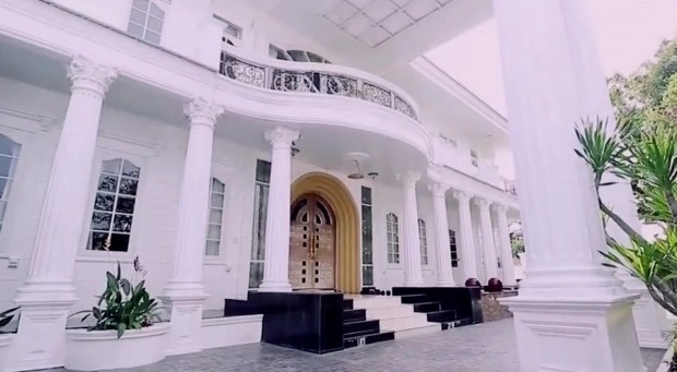 Bên ngoài căn biệt thự được phủ lớp sơn trắng tao nhãn kết hợp với những cột trụ La Mã. Ảnh: Thaipost