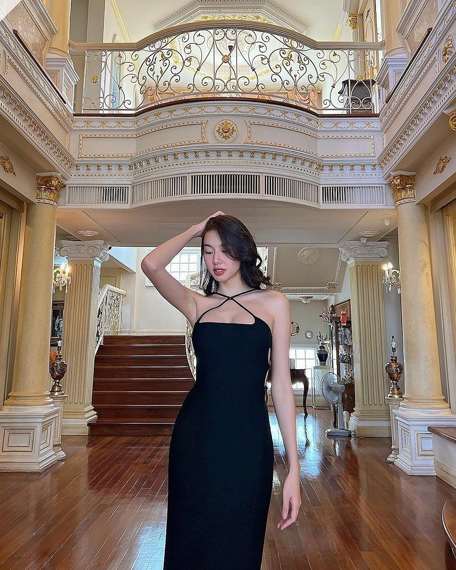 Hoa hậu Thùy Tiên từng có dịp đến thăm cơ ngơi của ông Nawat. Ảnh: Facebook