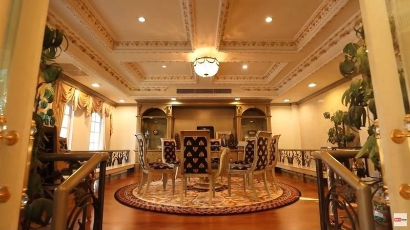 Bên trong ngôi nhà là thiết kế bằng gỗ, kết hợp những họa tiết hình viền được dát vàng, làm tăng vẻ sang trọng. Ảnh: Thaipost