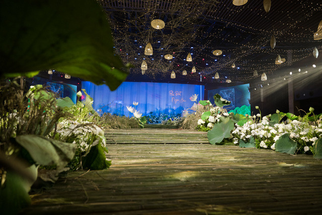 Đám cưới của Hoa hậu Ngọc Hân và ông xã Minh Đạt mới đây thu hút sự chú ý của dư luận bởi phong cách đậm chất làng quê với cầu tre, sen trắng. Ảnh: VTV