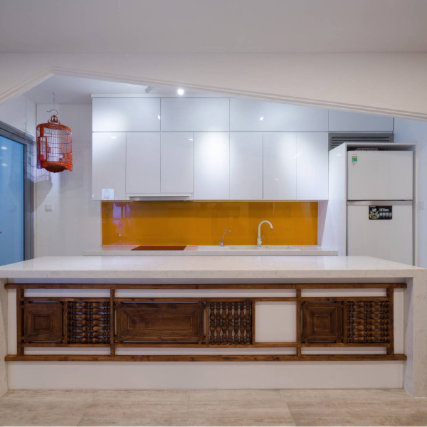 Từ phòng bếp đến phòng ngủ đều được chủ nhà chăm chút tỉ mỉ bằng cách lồng ghép những yếu tố truyền thống như cửa gỗ hay lồng chim. Ảnh: FB Ngoc Han Dang