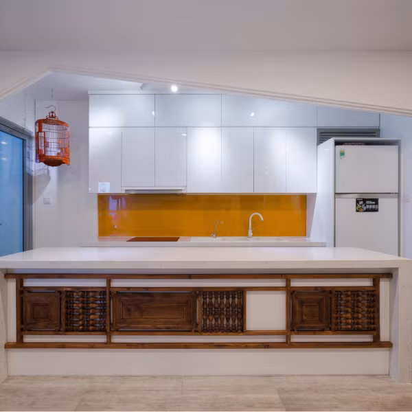 Từ phòng bếp đến phòng ngủ đều được chủ nhà chăm chút tỉ mỉ bằng cách lồng ghép những yếu tố truyền thống như cửa gỗ hay lồng chim. Ảnh: FB Ngoc Han Dang