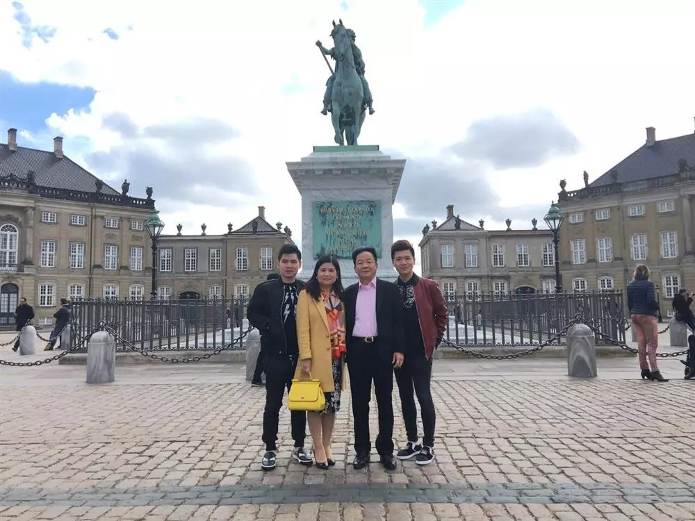 Dù bận rộn nhưng gia đình bầu Hiển vẫn dành thời gian cùng nhau đi du lịch. Ảnh: FBNV