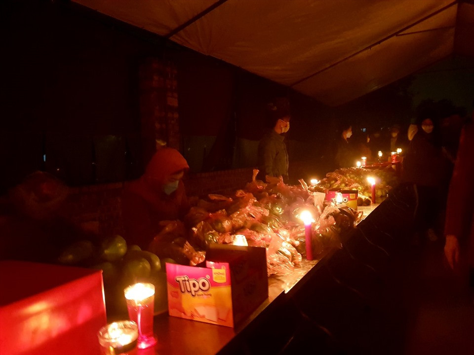 Gọi là chợ, song đó chỉ là một bãi đất trống, không có lều, quán cũng không sử dụng đèn, nến, càng không có sự ồn ào, náo nhiệt. Ảnh: Lao động