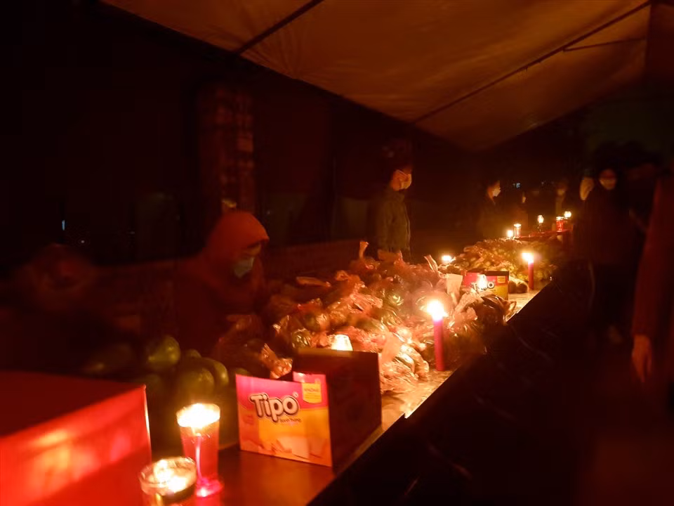 Gọi là chợ, song đó chỉ là một bãi đất trống, không có lều, quán cũng không sử dụng đèn, nến, càng không có sự ồn ào, náo nhiệt. Ảnh: Lao động