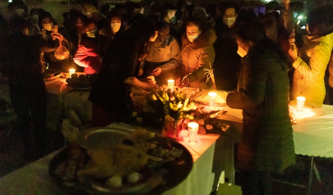 Không gian tối om như mực, chỉ có ánh nến le lói trong từng gian hàng. Ảnh: VOV