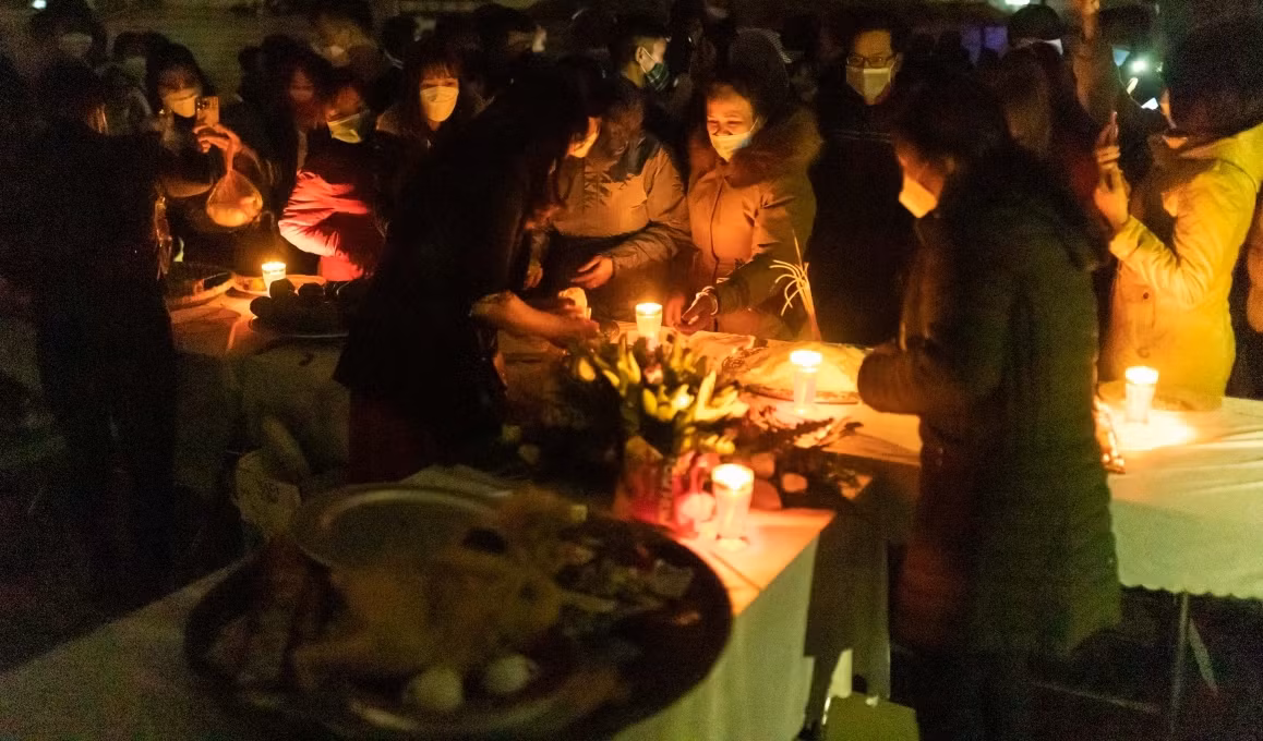 Không gian tối om như mực, chỉ có ánh nến le lói trong từng gian hàng. Ảnh: VOV