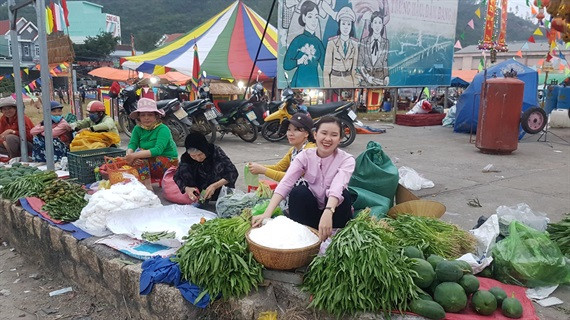 Phiên chợ tuyệt nhiên không ai có sự mặc cả về giá. Vật phẩm mà người dân đem bán không thể thiếu là cau, trầu, muối, quả sung, đu đủ… với rất nhiều ý nghĩa mua lộc, cầu may, cầu duyên. Ảnh: Nông nghiệp VN
