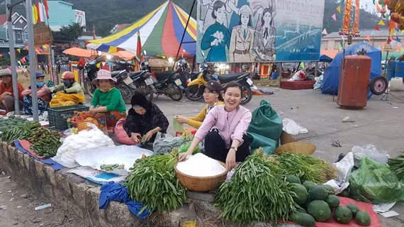 Phiên chợ tuyệt nhiên không ai có sự mặc cả về giá. Vật phẩm mà người dân đem bán không thể thiếu là cau, trầu, muối, quả sung, đu đủ… với rất nhiều ý nghĩa mua lộc, cầu may, cầu duyên. Ảnh: Nông nghiệp VN