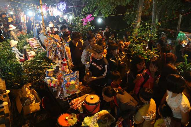 Giống như nhiều phiên chợ Tết khác, tại chợ đình Bích La người bán cũng không nói thách, và người mua cũng không trả giá. Ảnh: Quangtri