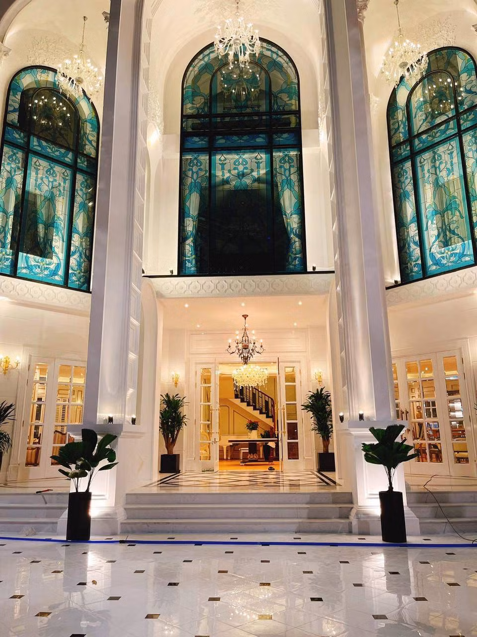 Ngôi nhà thiết kế mở, sử dụng những mảng kính lớn để tận dụng ánh sáng tự nhiên ngoài trời.