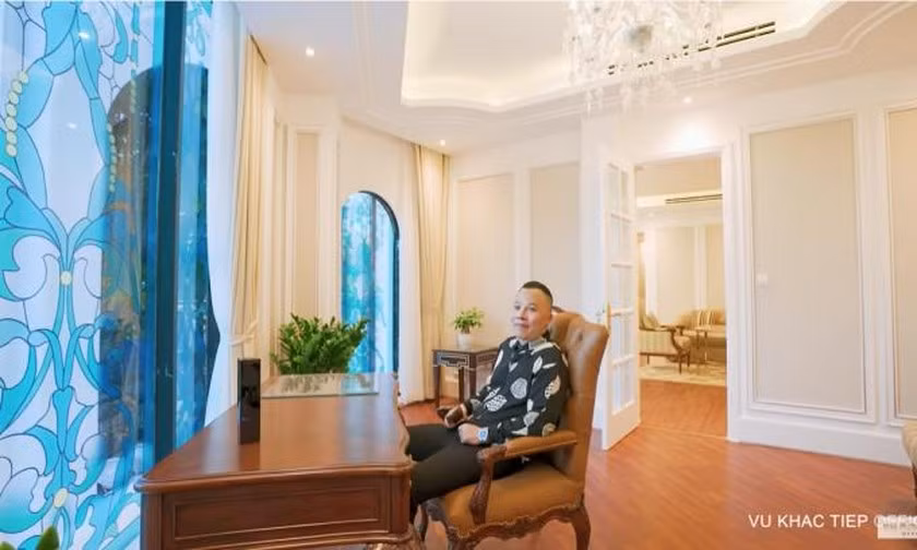 Cửa sổ được bố trí khắp các góc lấy ánh sáng tối đa cho căn nhà.