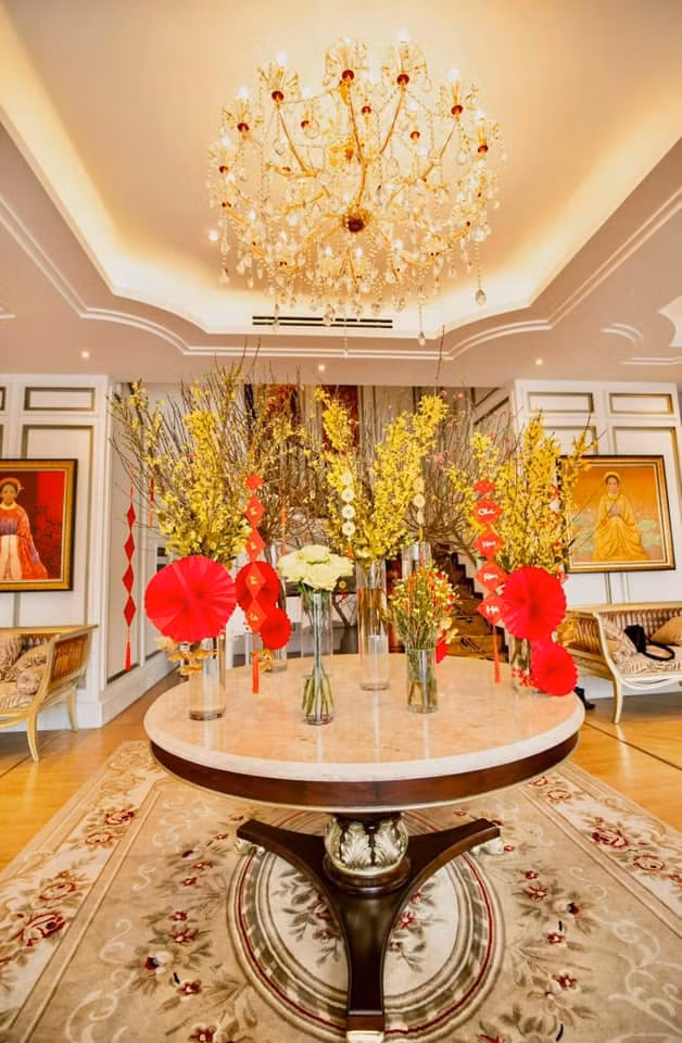 Vào dịp Tết, dinh thự của Vũ Khắc Tiệp trở nên vô cùng lộng lẫy.