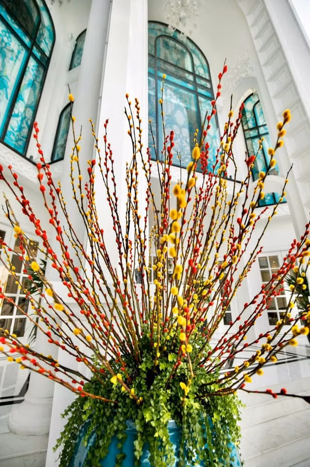 Bình tầm xuân cực lớn ngay cửa ra vào.