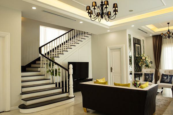 Cầu thang lớn dẫn lên tầng có tông màu đồng nhất với nội thất. Ảnh: FBNV