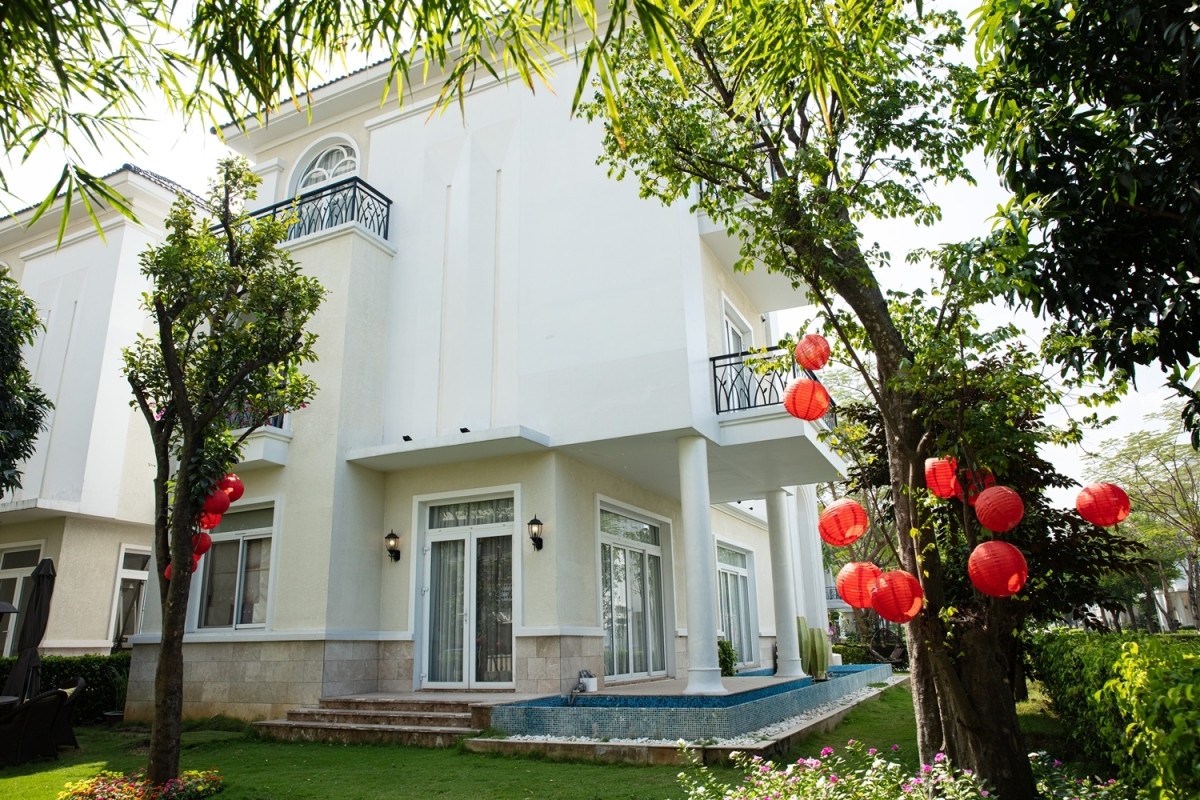 Bên ngoài căn nhà trồng nhiều cây xanh, tạo cảnh quan thoáng đãng. Ảnh: FBNV