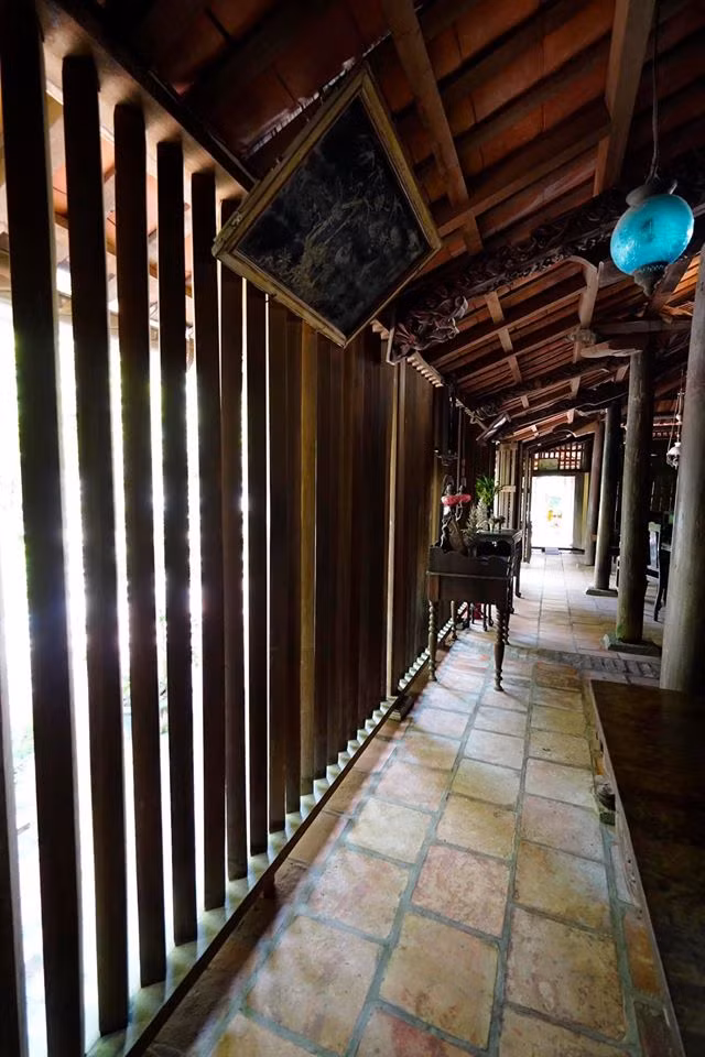 Nối liền các trụ chính của căn nhà là hệ thống bao lam được chạm lộng Mai, Lan, Cúc, Trúc cách điệu hài hòa. Ảnh: Thamhiemmekong