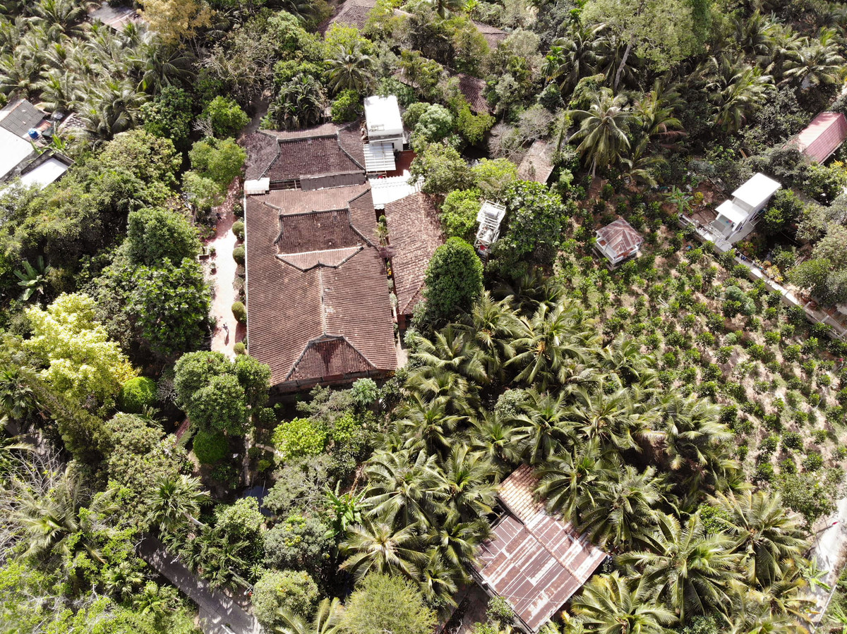 Nằm ẩn mình giữa vườn cây ăn trái xanh mát, nhà cổ Ông Kiệt được xây dựng trên diện tích 1.000m2 vào khoảng những năm 1838. Ảnh: Thamhiemmekong