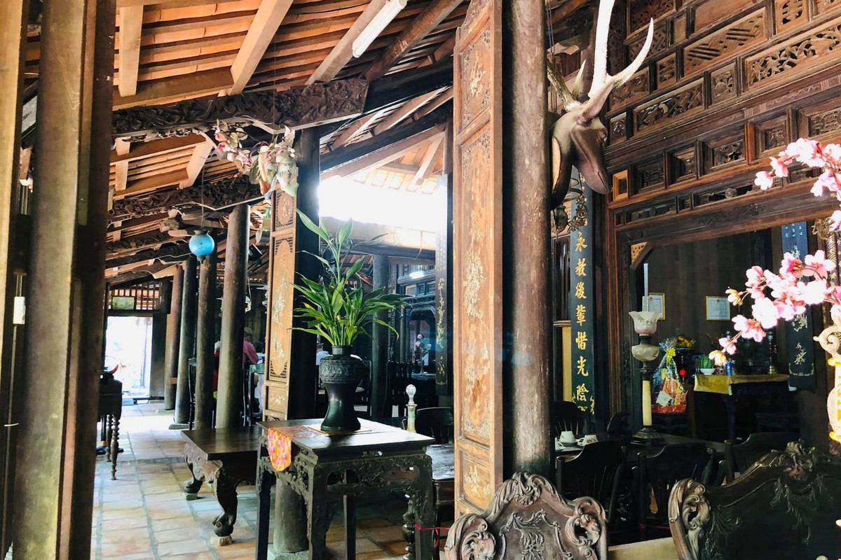 Trong nhà có 108 cây cột, toàn bộ được làm từ các loại gỗ quý như lim, cẩm lai, giáng hương, căm se. Ảnh: Mia