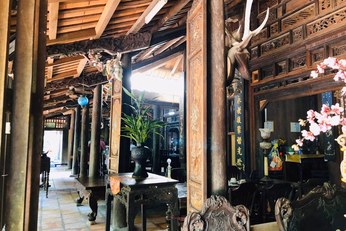 Trong nhà có 108 cây cột, toàn bộ được làm từ các loại gỗ quý như lim, cẩm lai, giáng hương, căm se. Ảnh: Mia