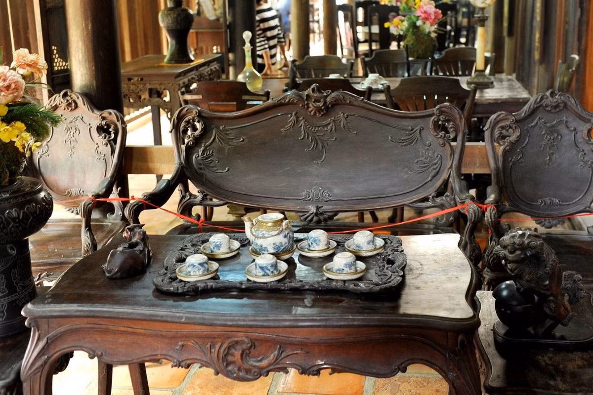 Các vật dụng trong nhà đều là những món đồ cổ quý giá như cây đèn dầu, bộ ấm chén, chùm đèn treo... Ảnh: Thamhiemmekong