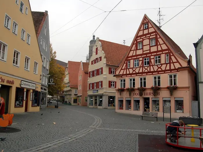 Kết quả của va chạm là tạo ra một chiếc hố khổng lồ có đường kính 24km, sâu 100 đến 150 mét và đặc biệt là mang theo hàng triệu hạt kim cương nhỏ xíu nằm rải rác khắp mọi nơi.