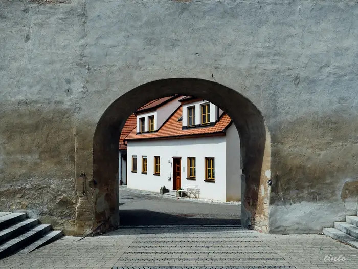 Những viên đá quý này được hình thành do vận tốc va chạm giữa tiểu hành tinh và Trái Đất.