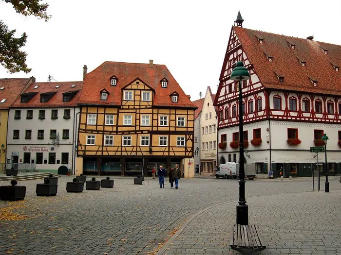 Đến với thị trấn Nördlingen, du khách sẽ được tận mắt chiêm ngưỡng tường nhà, đường xá được làm từ "kim cương".