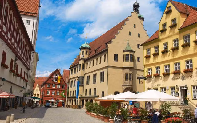 Những bức tường bao quanh, hay nhà thờ, đều được xây bằng đá chứa kim cương siêu nhỏ.