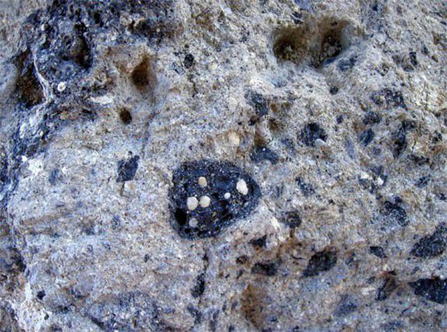 Dù là kim cương thật song du khách không thể nào nhìn ra và cậy lấy được vì kim cương ở đây chỉ trong trạng thái bụi siêu nhỏ.