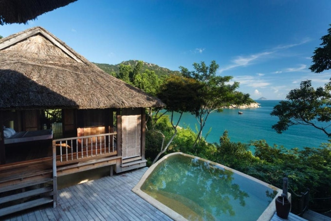 Mới đây, Six Senses Ninh Vân Bay và InterContinental Danang Sun Peninsula Resort được vinh danh trong top 50 khu nghỉ dưỡng yêu thích nhất thế giới 2022 trong khuôn khổ giải thưởng của Condé Nast Traveler. Ảnh: Booking