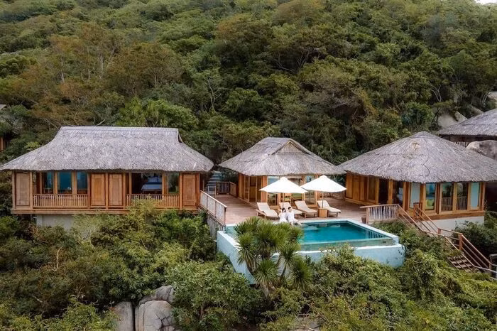 Mỗi biệt thự khu resort đều có bể bơi riêng, có không gian tắm trong nhà, ngoài trời. Ảnh: Fantasea