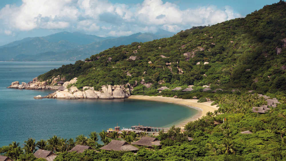 Six Senses Ninh Vân Bay nằm trên bán đảo tuyệt đẹp tại Nha Trang là khu nghỉ dưỡng chuẩn resort 5 sao. Toàn bộ khu nghỉ dưỡng nằm trải dài dọc theo 2 km bờ biển. Ảnh: Internet