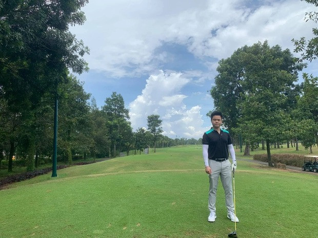 Trong ảnh chụp lần này, thiếu gia Phan Thành dường như chững chạc hơn so với những bức ảnh check-in sân golf trước đây. Ảnh: FBNV