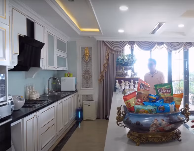 Phòng bếp cũng mang phong cách cổ điển với màu trắng chủ đạo.