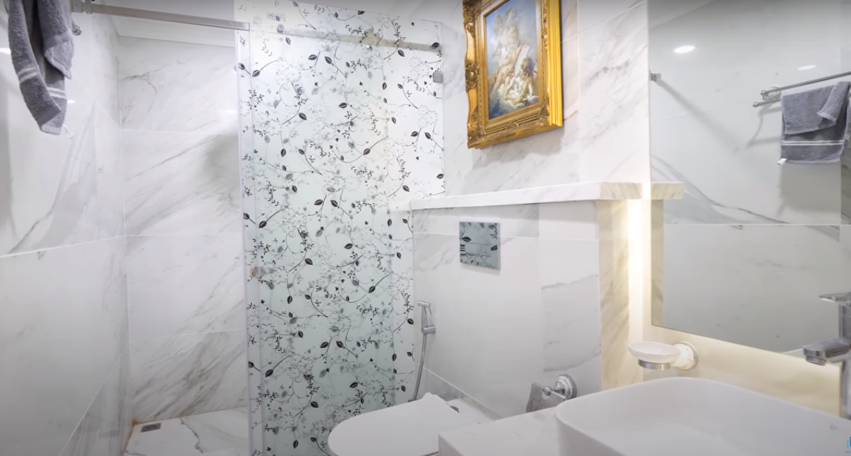 Nhà vệ sinh sử dụng gam màu trắng phù hợp với màu sắc chung của căn nhà và tạo cảm giác rộng rãi và sáng hơn. Nguồn ảnh: chụp màn hình NhaF