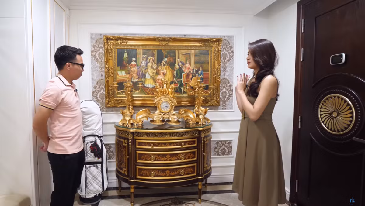 Mới đây, kênh NhaF giới thiệu căn penthouse mang phong cách tân cổ điển ở Hà Nội.