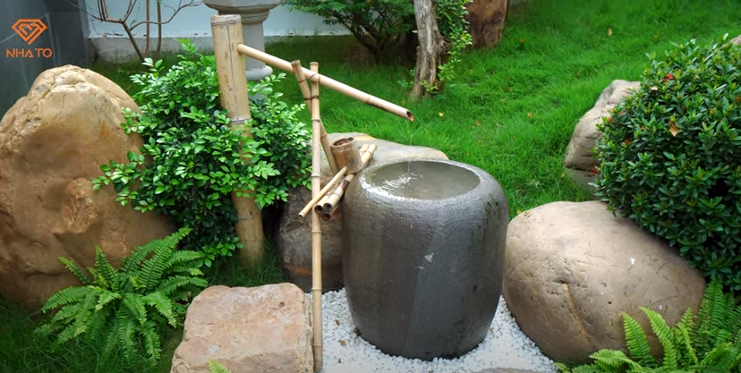 Khu vườn được thiết kế theo phong cách vườn Nhật có trúc, có sỏi trải khắp lối đi...