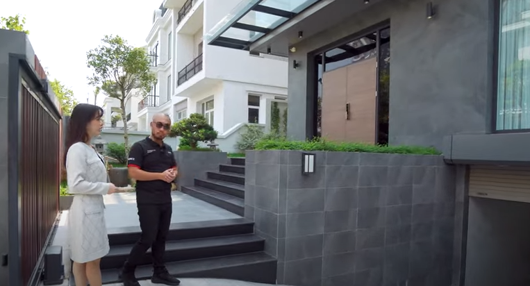 Toàn bộ ngoại thất của căn biệt thự đã được ốp gạch giả đá, mang phong cách châu Âu.