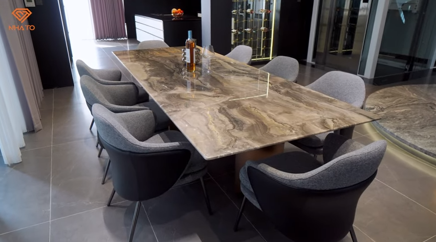 Bộ bàn ăn mang phong cách Ý với mặt bàn bằng đá tự nhiên.